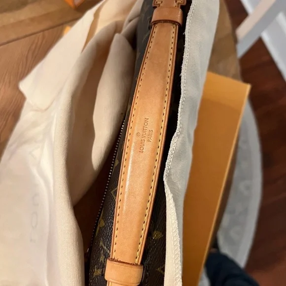 Louis Vuitton Monogram Pochette Metis - Picture 6 of 16